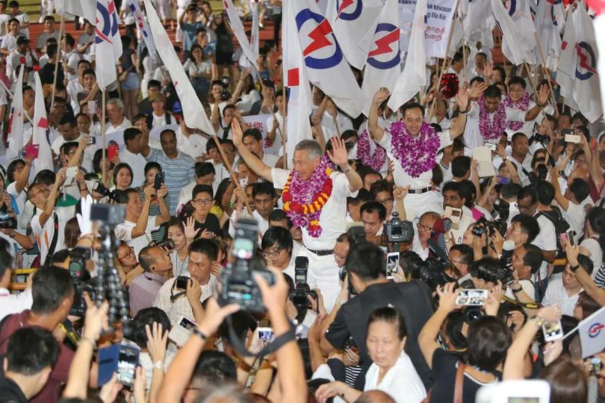   2015年大选成绩揭晓的那一刻。李显龙总理第三次带领人民行动党参加国会选举，取得选民强有力的委托。（联合早报） 