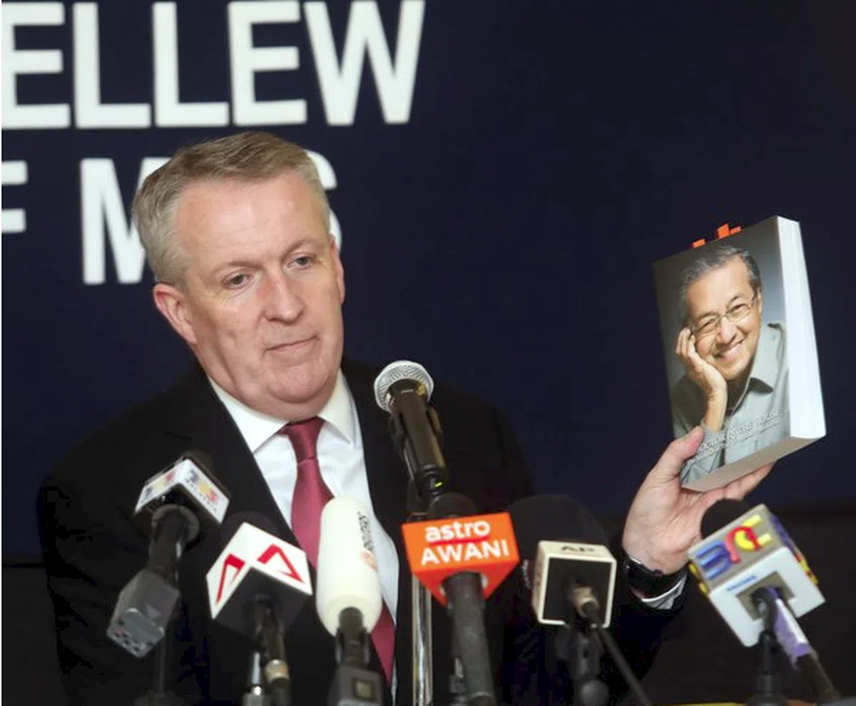  彼得贝柳拿着马哈迪的《医生当家》回忆录，指马哈迪在书中针对马航的谈话完全是自相矛盾。（南洋商报） 