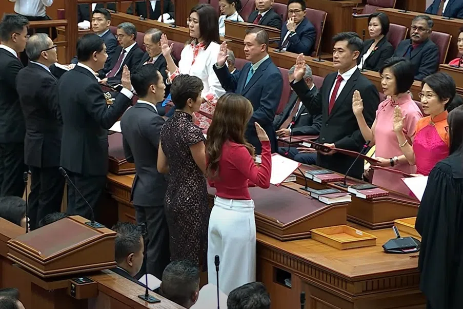 9月5日，12名国会议员以华语宣誓就职。他们是永续发展与环境部长傅海燕（右排右起）、外交部兼内政部高级政务部长沈颖、总理公署高级政务部长陈国明、裕廊东—武吉巴督集选区议员李宏壮、义顺集选区议员李蕙莹、三巴旺集选区议员黄士轩（左排左起）、工人党后港区议员陈立峰、西海岸—裕廊西集选区议员洪维能、裕廊中区议员谢耀全、三巴旺西区议员傅丽珊，以及马林百列—布莱德岭集选区议员陈佩玲；非选区议员蒋佩姗不在图中。