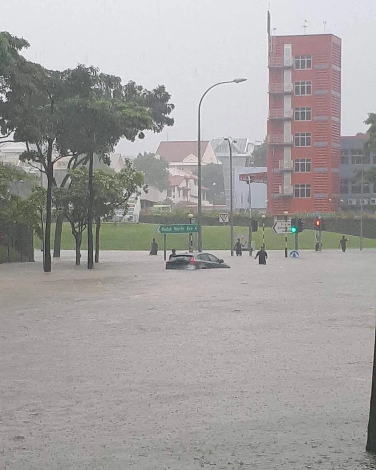  樟宜路上段与勿洛北4道交界处水位高涨。（面簿） 