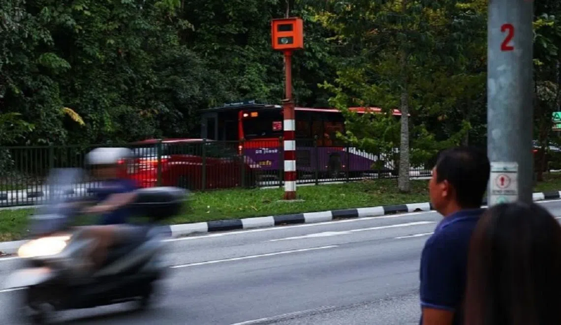 在新加坡，根据司机驾驶的是轻型车辆或重型车辆，若闯红灯罪成可分别面对高达400新元及500新元的销案罚款。（联合早报）