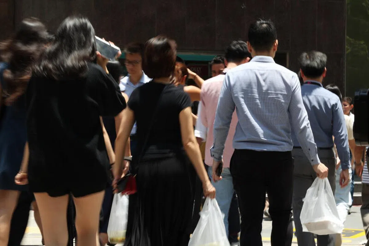 上班族打包午餐回办公室用餐。（联合早报）