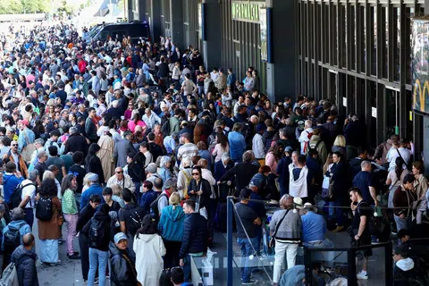 2025年4月28日，西班牙巴塞罗那停电期间列车服务停摆，火车站出现大批乘客滞留。（路透社） 