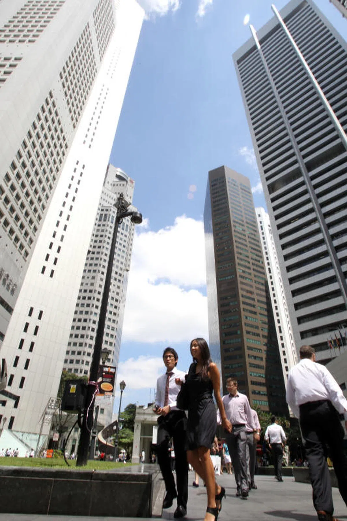  莱佛士坊人潮、白领上班族。（联合早报） 