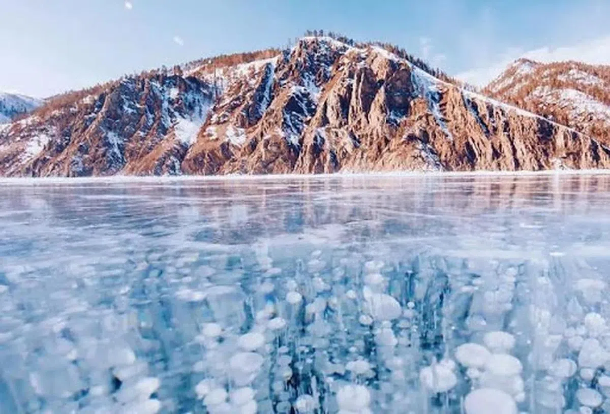  水中甲烷气体来不及释放，便被冻结在冰层之下，形成一幅奇幻的画面，非常漂亮。（凤凰网） 