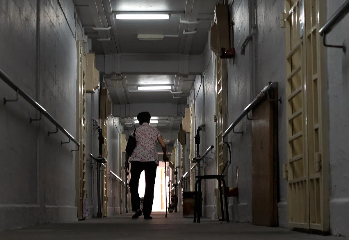  居住在租赁组屋的年长者较少寻求家庭医生治疗，但更常挂急诊和入院治疗。（联合早报） 