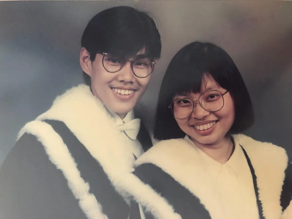 陈礼添（左）与潘群勤19岁相识于前往剑桥大学的长途车，毕业后23岁那年，他们结婚了。（潘群勤提供）