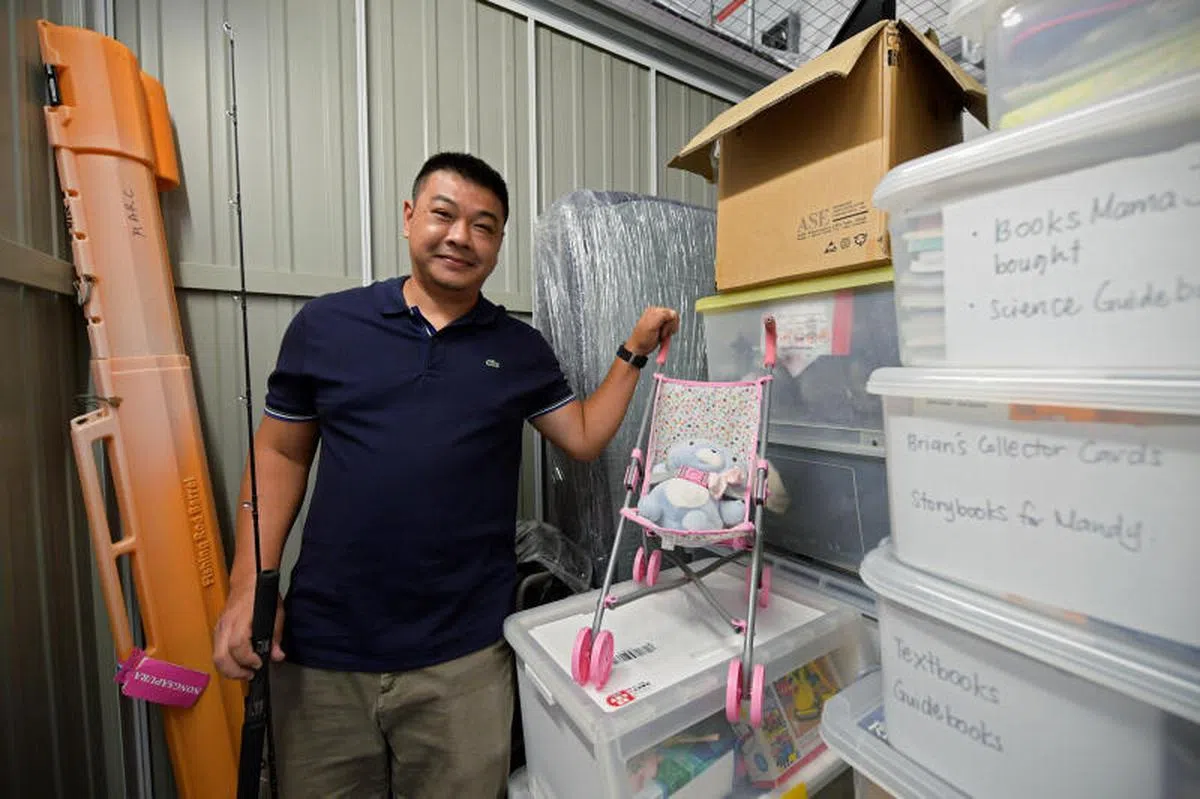 Marcus Chan与堆叠好的杂物。（海峡时报）