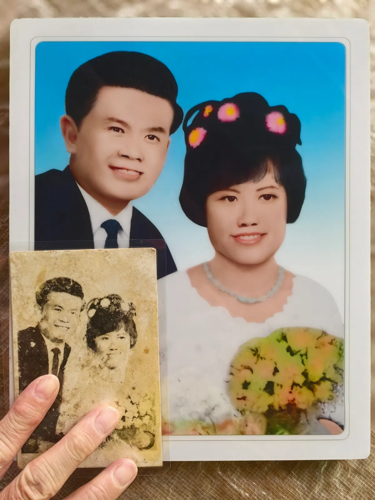 黄循财总理父母的结婚照片被修复并放大成彩色照片，准备挂在祖居内。（邢福生提供、黄良丰翻拍）