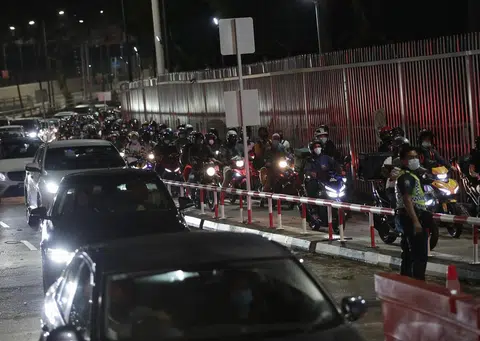 新柔长堤自2022年4月1日起又开始热闹堵车。（新明日报）