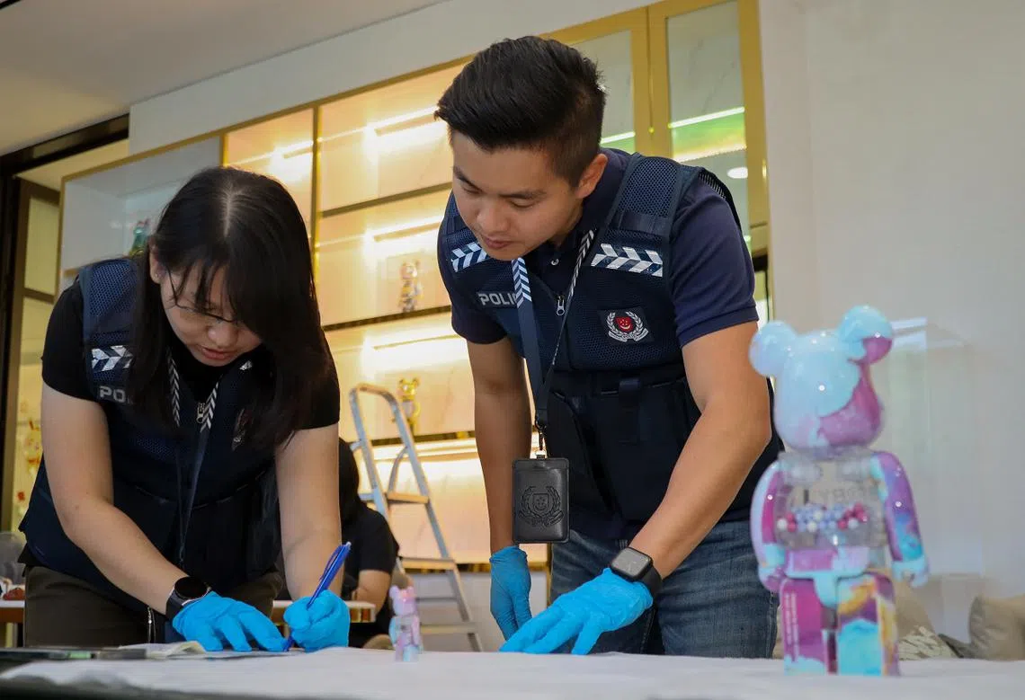 警方在30亿洗黑钱案被告家中起获涉案资产。（新加坡警察部队提供）