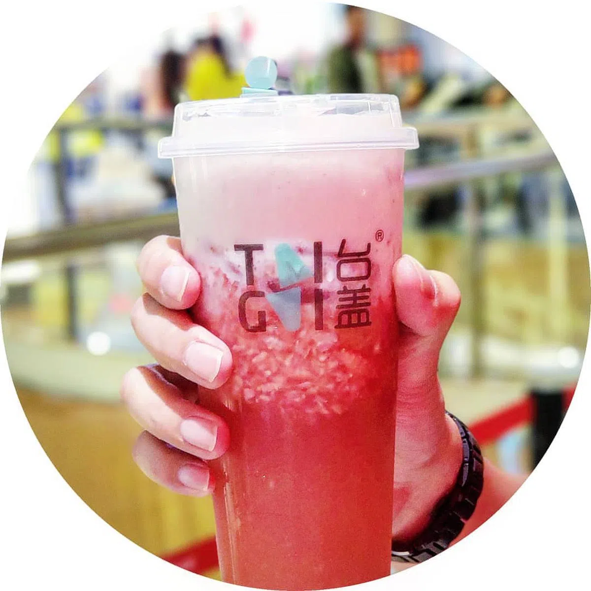  满满草莓奶盖水果茶。（互联网） 