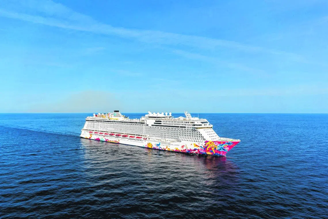 看似普通的游轮其实内藏乾坤，里面的设备应有尽有，让乘客能在欣赏美丽海景之余也能尽情玩乐。（曾兄弟旅行社）