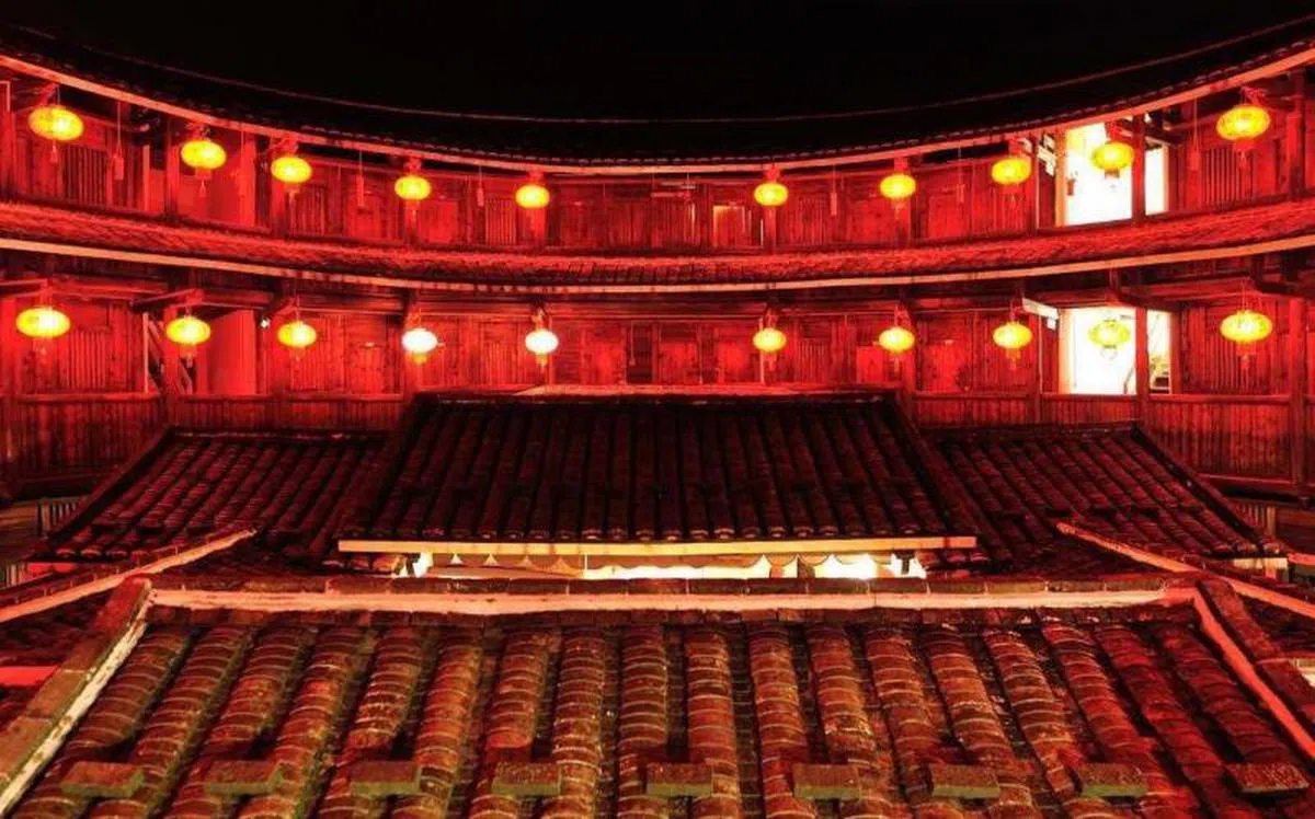  《花木兰》电影里出现的土楼建筑。（互联网） 