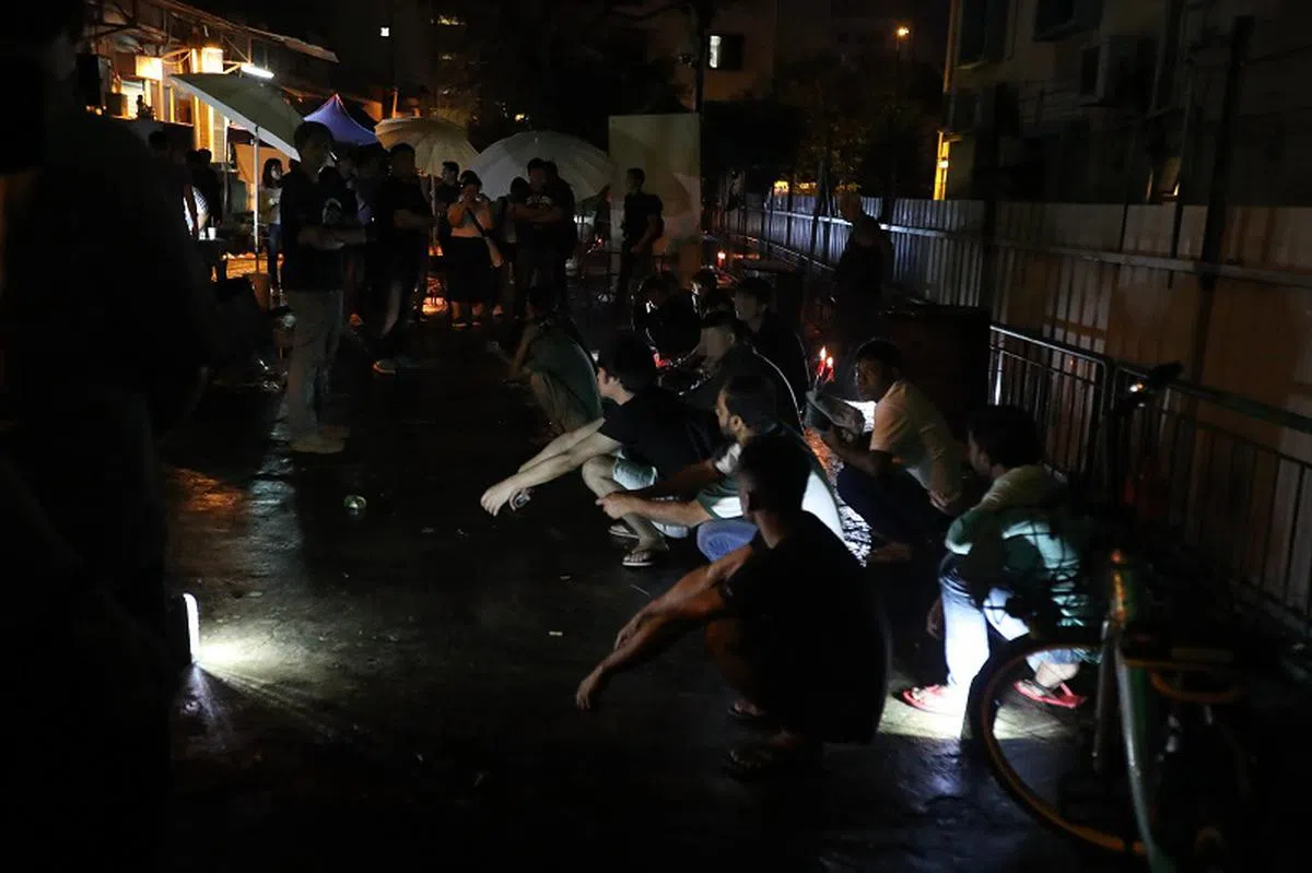 警方在一次执法行动中，逮捕疑似私会党成员的男子。（联合晚报档案照片）