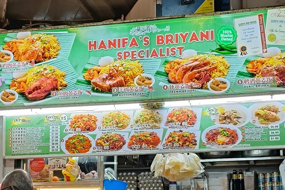 这个售卖黄姜饭的档口一口气用上三种文字，还真是新加坡各大种族的顾客都不放过。