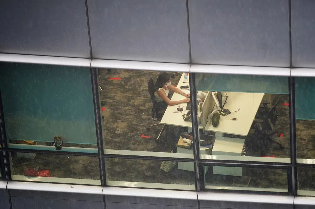 规定天天回公司上班，反而留不住年轻员工。（海峡时报）