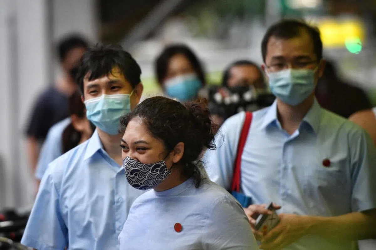  工人党胜选的盛港团队候选人（左起）：林志蔚、辣玉莎、蔡庆威。（海峡时报） 