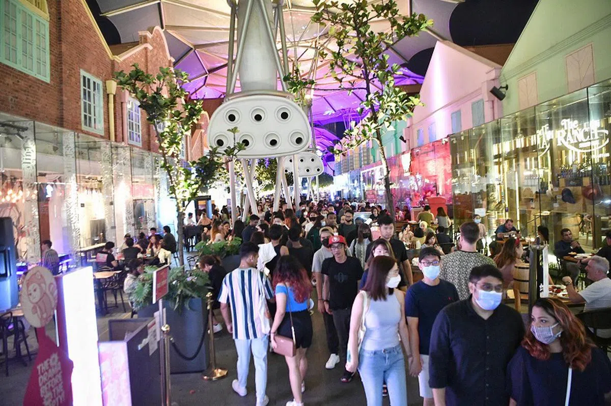 旅游局局长陈建隆说，新加坡不仅可以让单独出游的女游客享受时光，她们也能玩到凌晨三点后安全地回到酒店。（海峡时报）