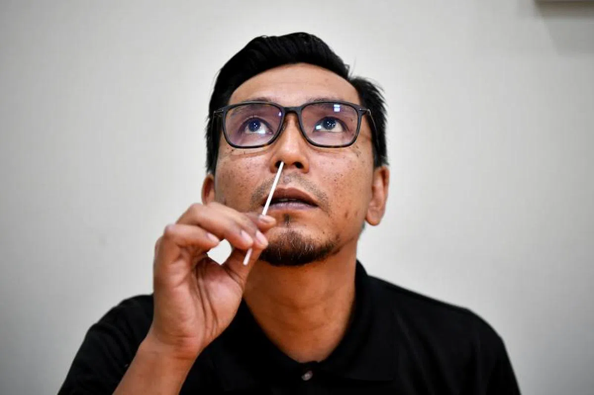 未接种疫苗者明年1月起返回工作场所前需自费检测。（海峡时报档案照）