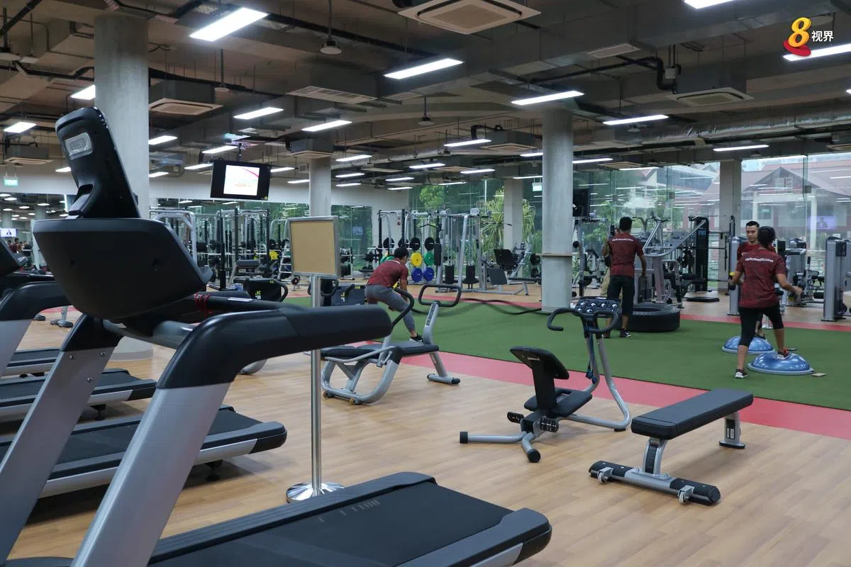  健身房内还设有一块人造草坪，让健身爱好者能够尝试滚轮胎、抖大绳等“非一般”的体能锻炼活动。（8视界视频截图） 