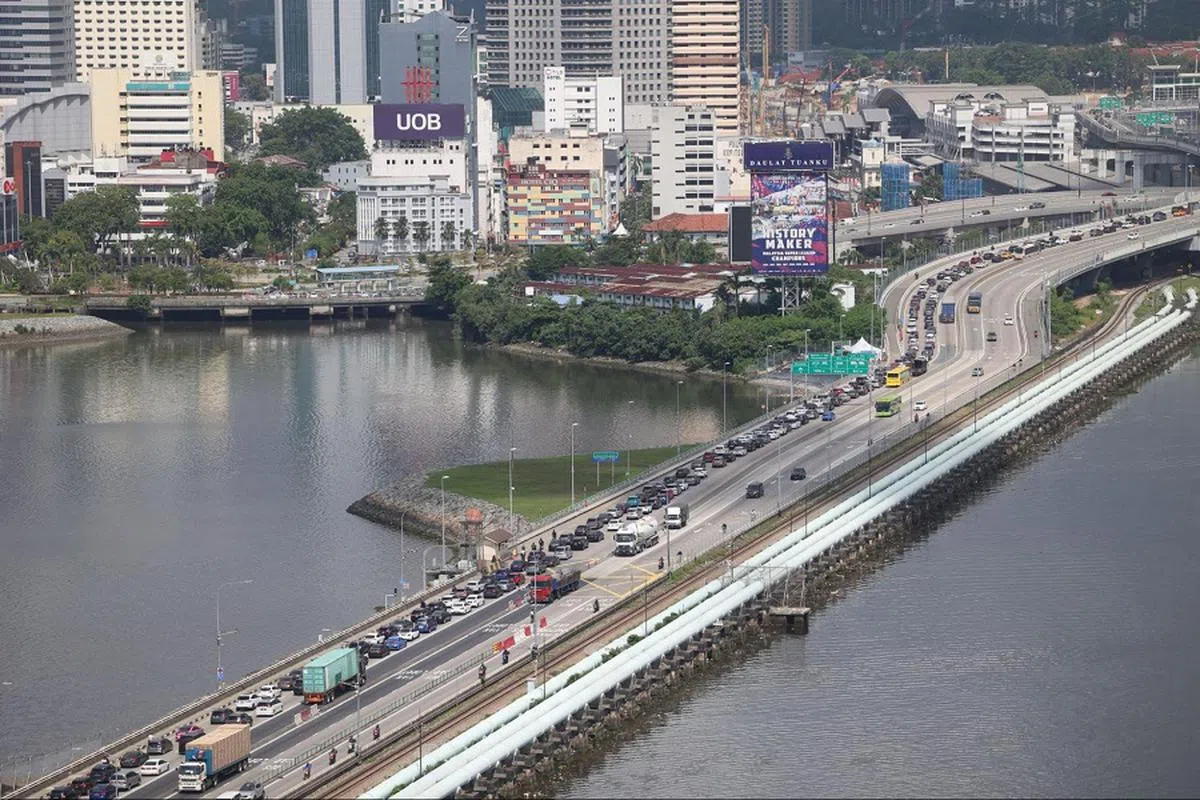 上周马国新山关卡停电造成新柔长堤大塞车，但并未让新加坡游客打退堂鼓。近几日由于不少本地家庭趁学校假期到新山游玩，两地关卡再度涌现长长车龙。（联合早报）