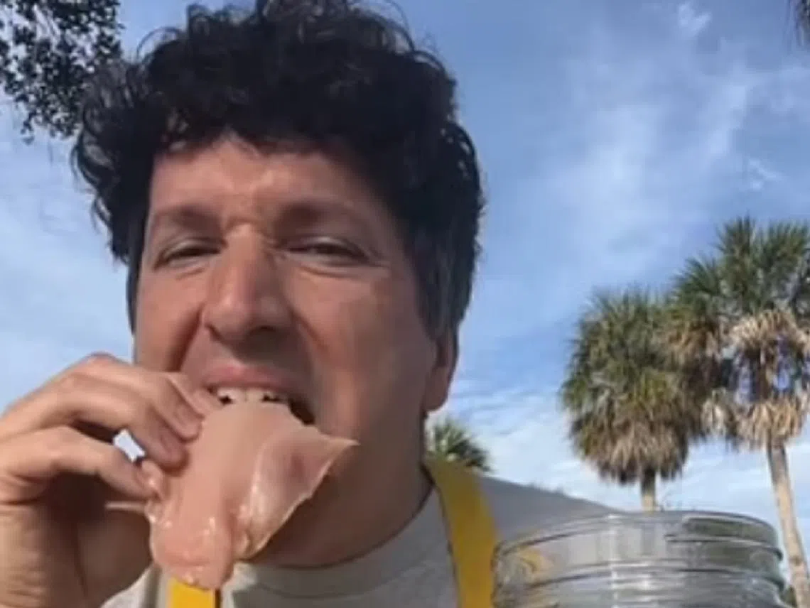 大口吃肉。（视频截图）