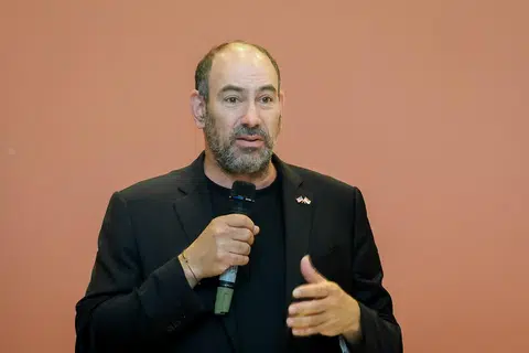 美国国务院监察机构的一份审查报告指出，美国驻新加坡大使卡普兰存在行为不当以及与派驻国政府关系不佳的状况。（海峡时报）