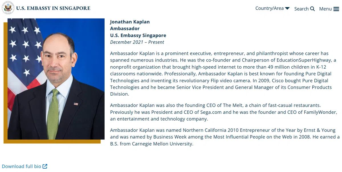 美国驻新加坡大使馆官网上只能找到卡普兰的简介，点击“完整简历”，链接已被清空。（美国驻新加坡大使馆官网截图）