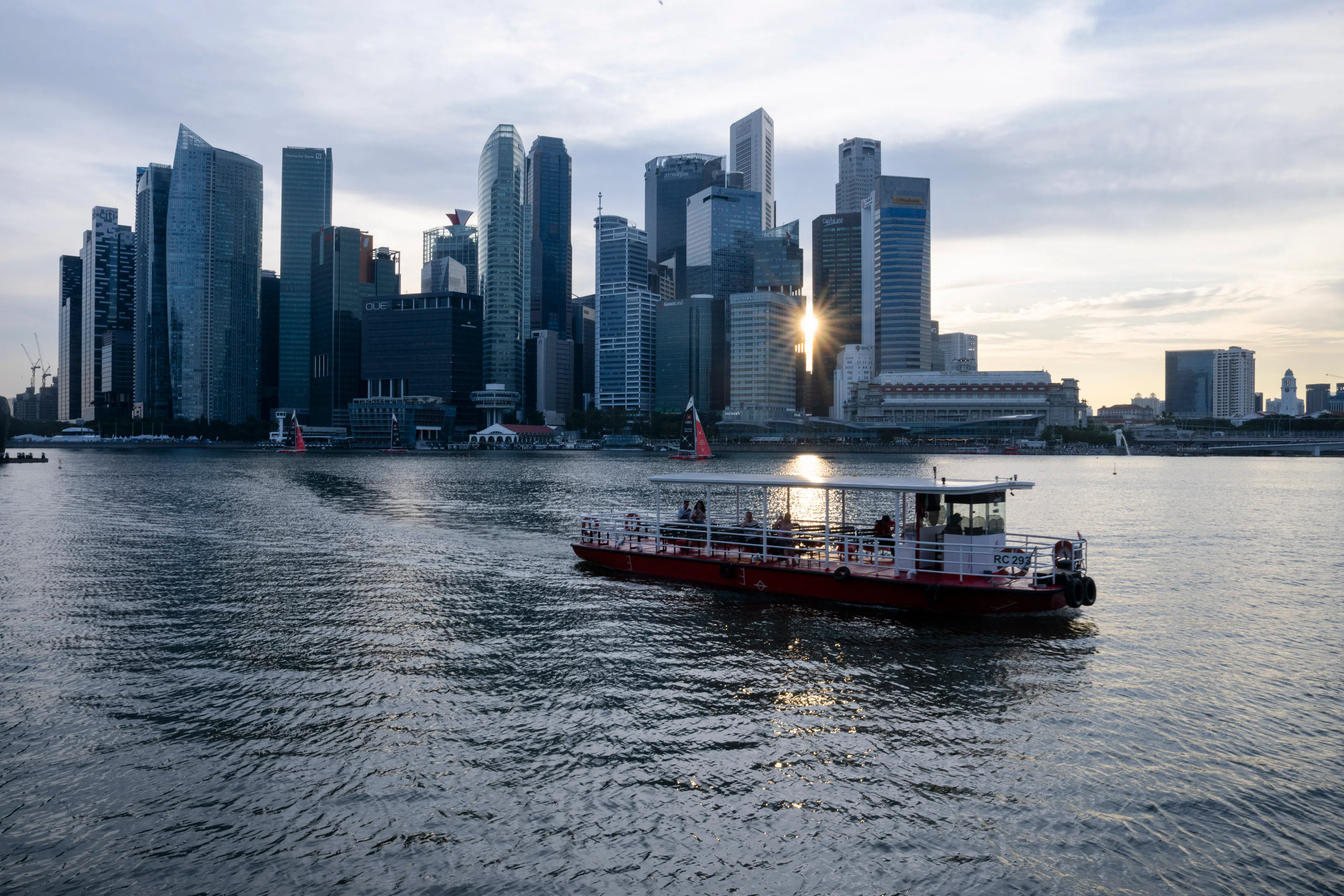 新加坡经济虽保持平稳成长，但随着全球经济保护主义抬头，经济前景仍充满未知数。