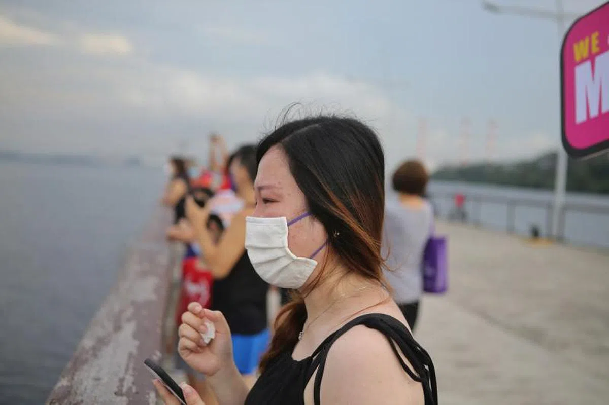  黄月明一边用视讯与孩子通话，一边遥望船上儿子的身影，想要看清孩子现在已长多高了。（联合晚报） 