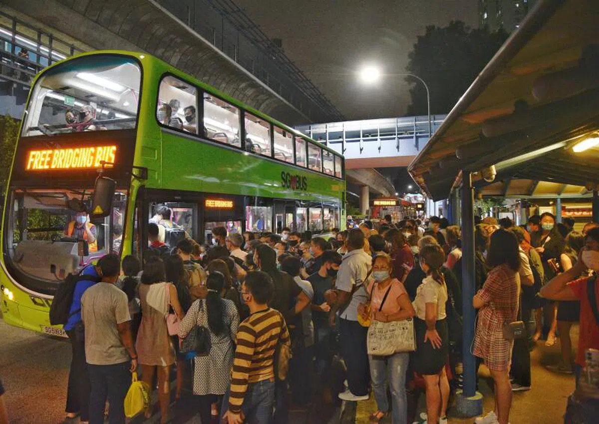  2020年10月中，三条地铁线列车服务相继中断，大批滞留的乘客在女皇镇地铁站外，搭乘免费的临时接驳巴士。（海峡时报） 