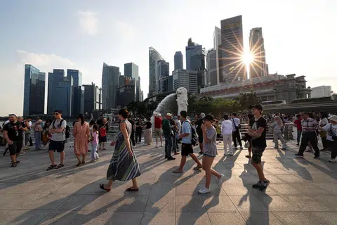 新加坡鱼尾狮公园的热闹景象，意味着新加坡经济已走出疫情期间的低迷。（商业时报）