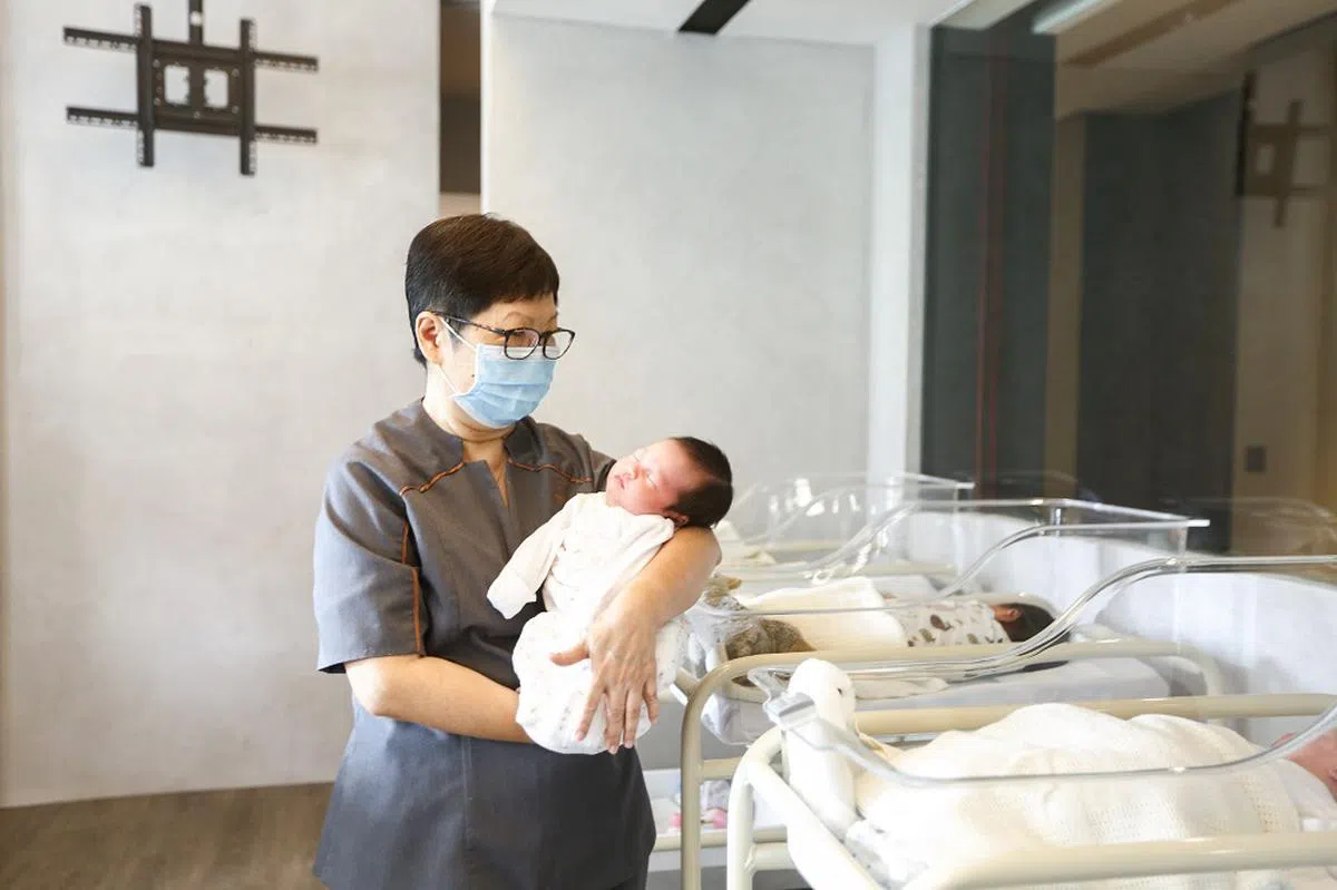 在月子中心照顾新生儿的不是陪月嫂，而是受过助产培训的护士。（联合早报）