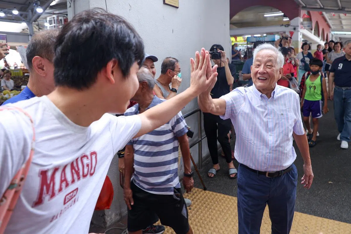 新加坡政府投资公司前首席投资官黄国松走访选区。（联合早报）