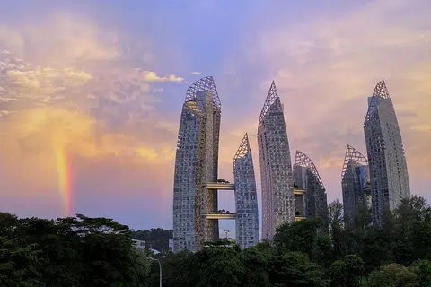 吉宝湾映水苑（Reflections at Keppel Bay）的一个豪华公寓单位今年6月，成为中央区乌节路以外今年售出的最贵单位，成交价为585万新元。（海峡时报）