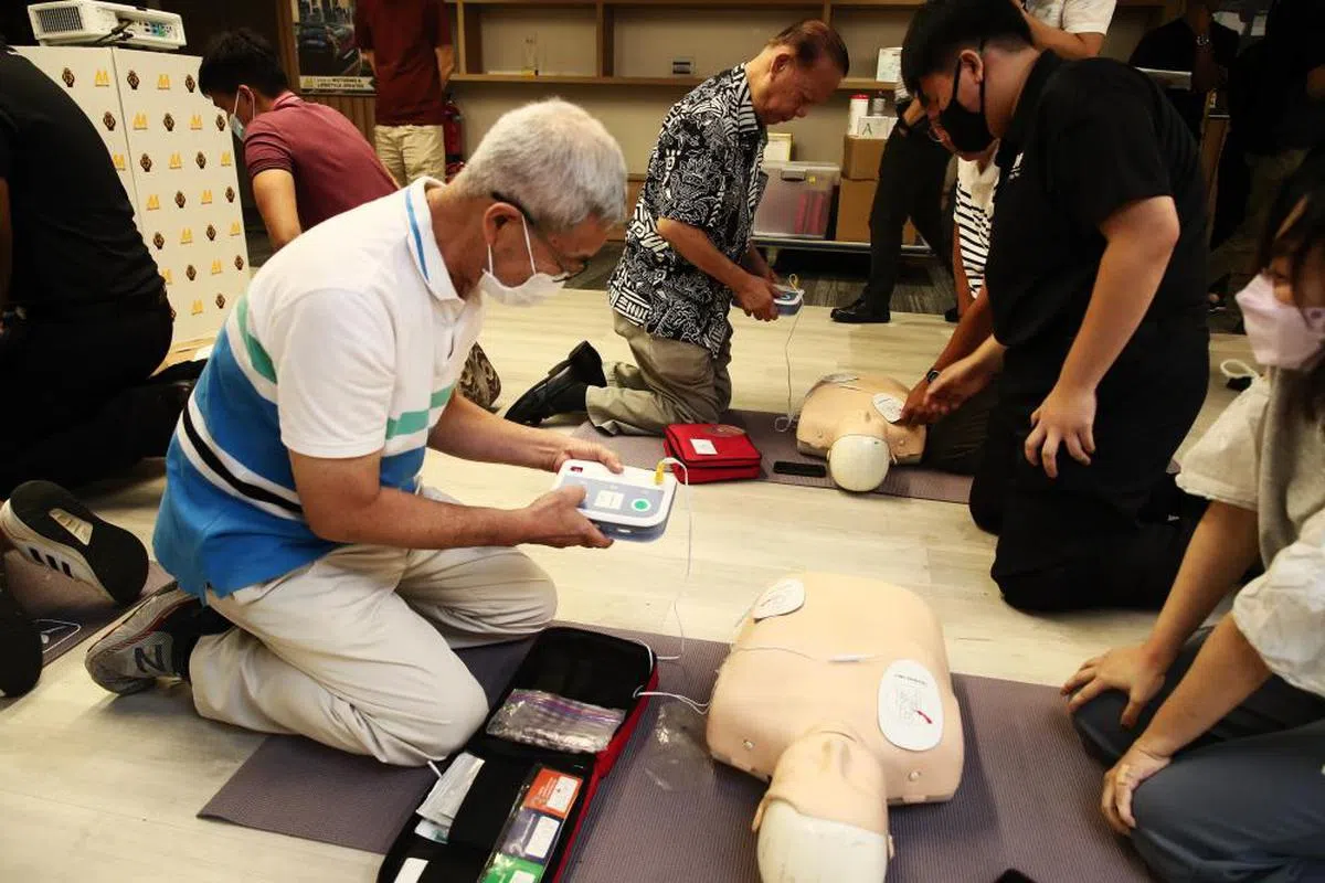 在本地许多公共场所，包括组屋电梯口皆有装置的自动体外除颤器 （AED）是抢救心脏骤停患者的救命武器。（海峡时报）