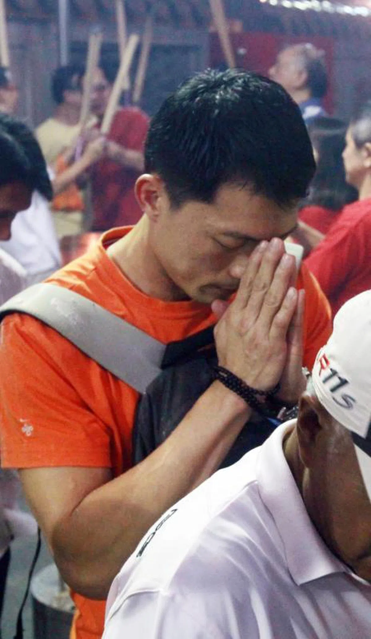 沈倾掞于2013年大年除夕午夜在四马路观音堂祈祷参拜。（新明日报）