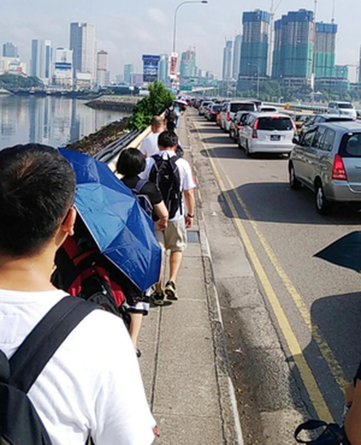  新柔长堤上的“越堤族”。（南洋商报） 