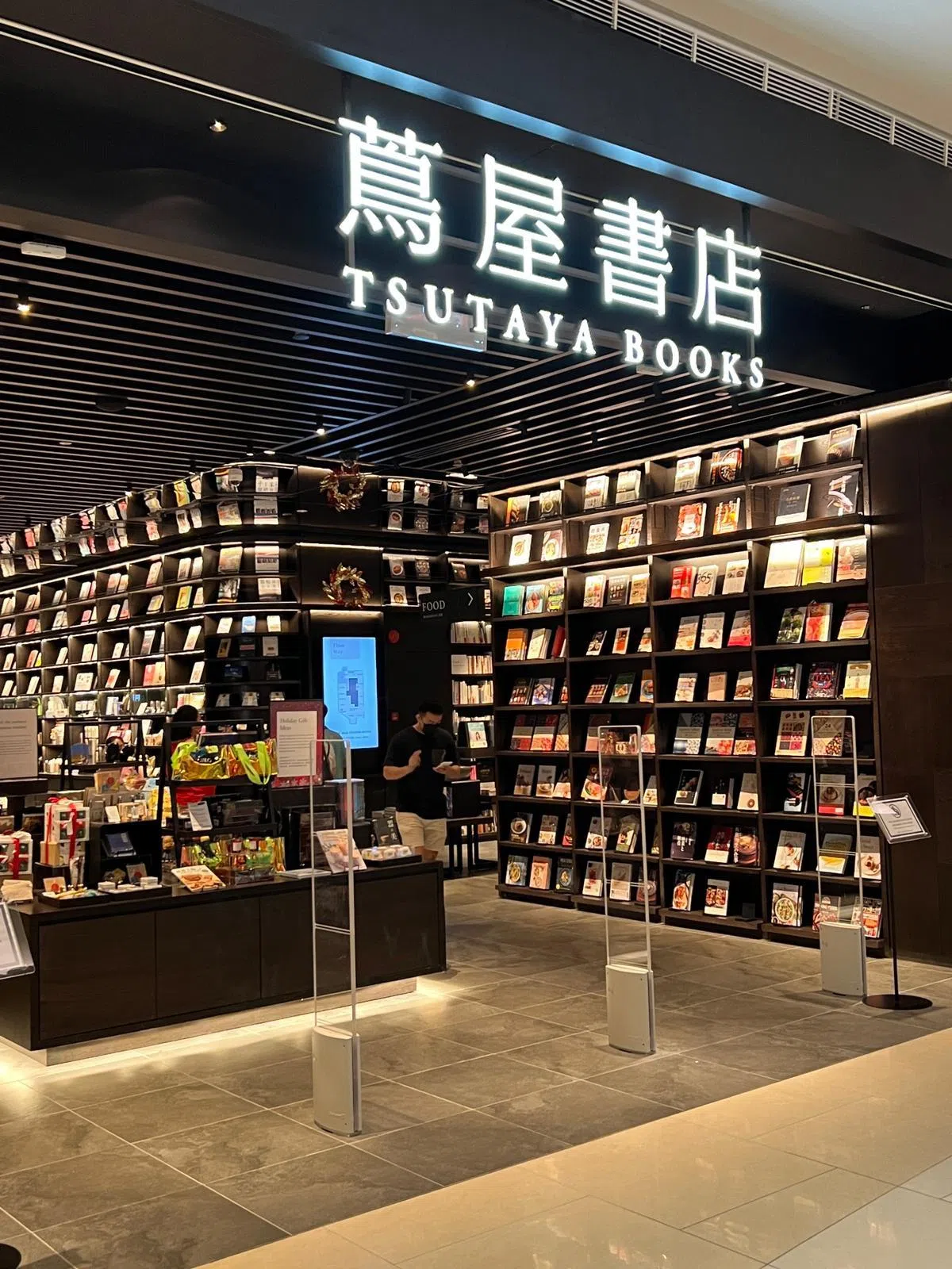 吉隆坡茑屋书店正门。（叶孝忠摄）