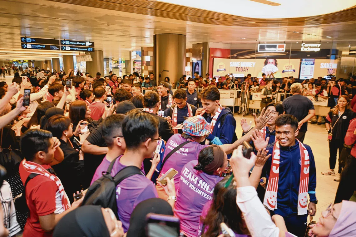 数百名球迷齐聚樟宜机场欢迎雄狮凯旋。