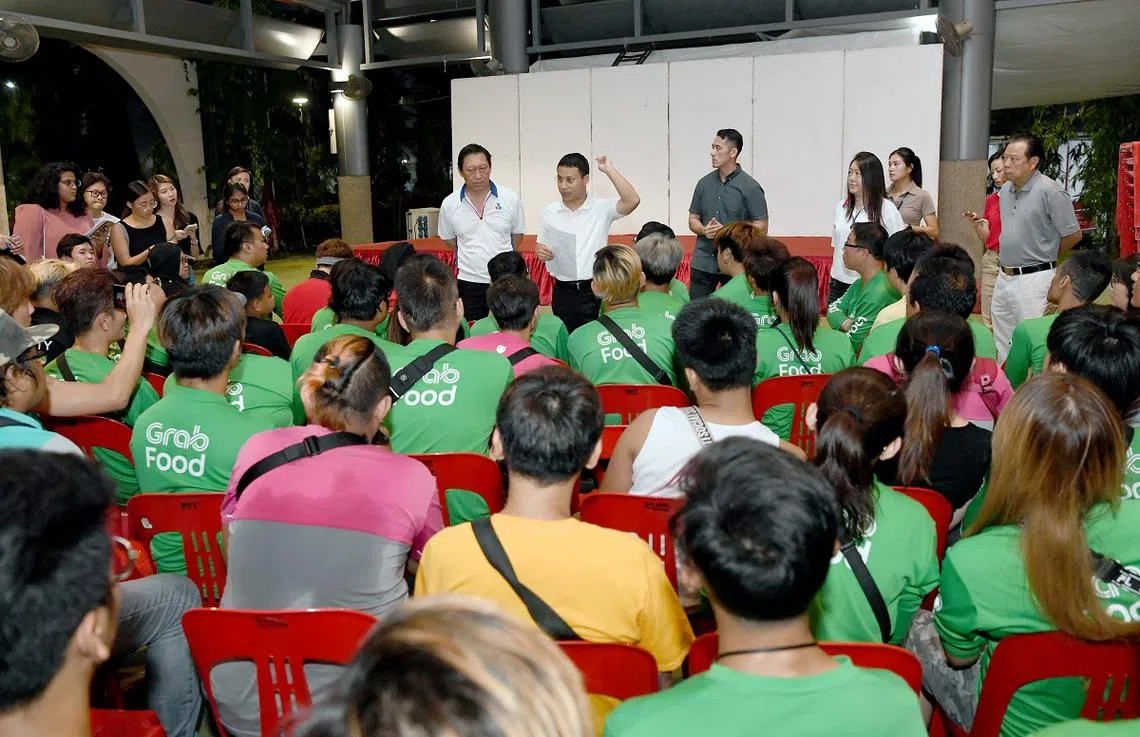 电动踏板车被禁在人行道骑行，一夜间本地送餐员生计大受冲击。昨晚有近60名送餐员分带携家眷到接见选民活动上求助于社会及家庭发展部长兼国家发展部第二部长李智陞，希望政府能暂缓禁令。（海峡时报）