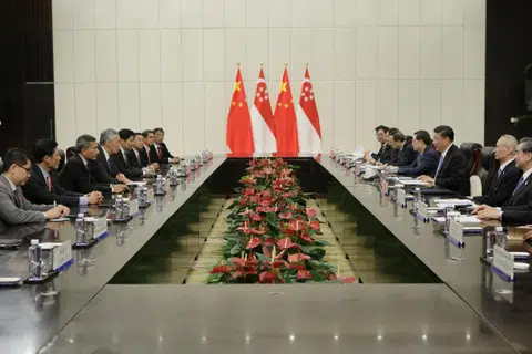 李显龙总理带领年轻部长访问中国，与中国国家主席习近平及其他中方领导人会面。（联合早报）