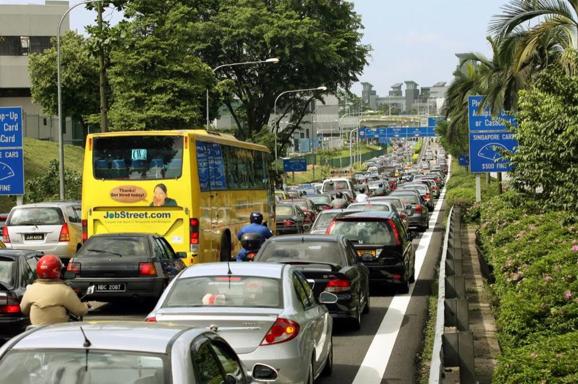 新柔长堤两边的道路时常塞车，许多马劳为了赚取新元，要每日忍受塞在车龙中的痛苦。一位自称是每天往返新马两地的马劳，看着新加坡的组屋，有感而发。（海峡时报）