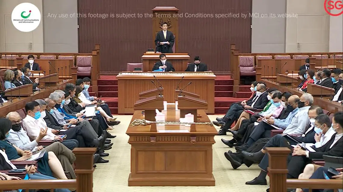 新加坡国会今天（5月9日）三读全票通过新加坡共和国宪法（修正）法案。这意味着，导致议员自动失去席位，或让一名候选人失去参选资格的罚款金额，将从原本的2000新元提高至1万新元。（国会直播截图）