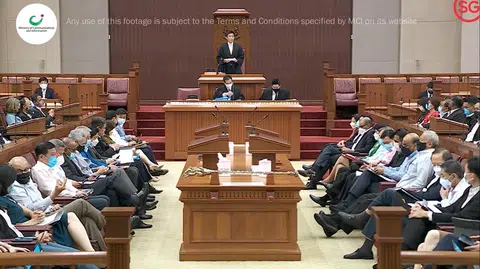 新加坡国会今天（5月9日）三读全票通过新加坡共和国宪法（修正）法案。这意味着，导致议员自动失去席位，或让一名候选人失去参选资格的罚款金额，将从原本的2000新元提高至1万新元。（国会直播截图）