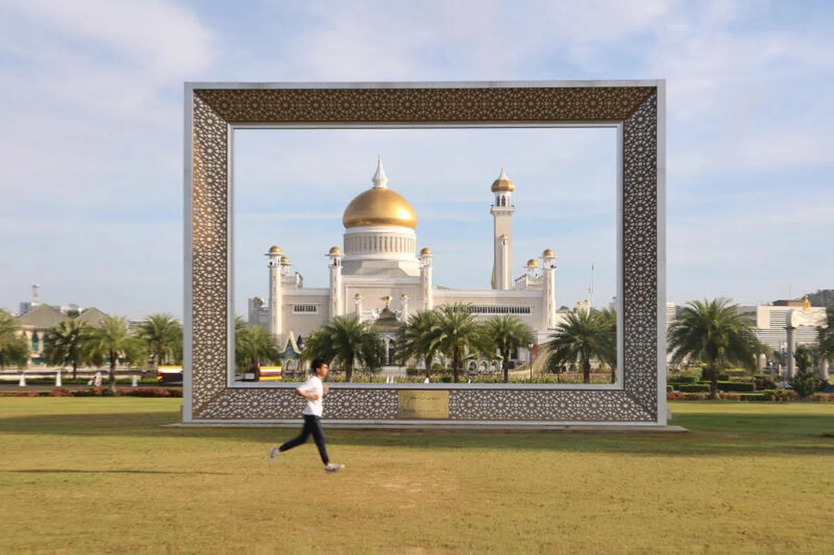文莱首都斯里巴加湾市的皇家回教堂（Omar Ali Saifuddien Mosque）。（联合早报）
