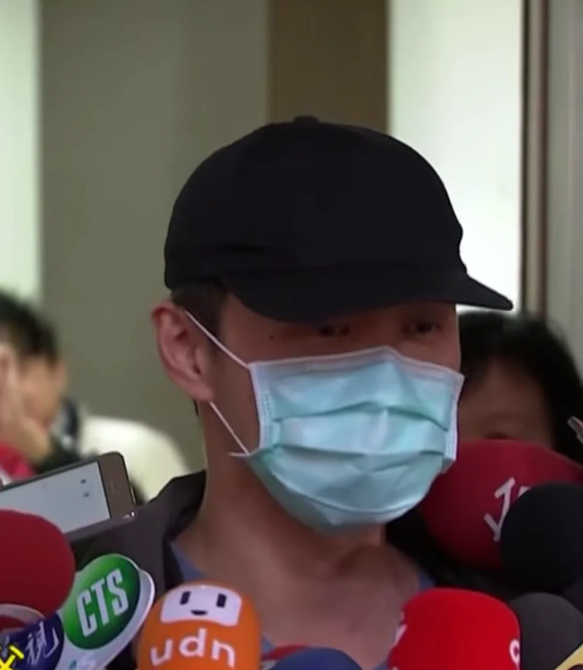  事情闹大之后，“肉圆男”在电视上公开道歉。（互联网） 