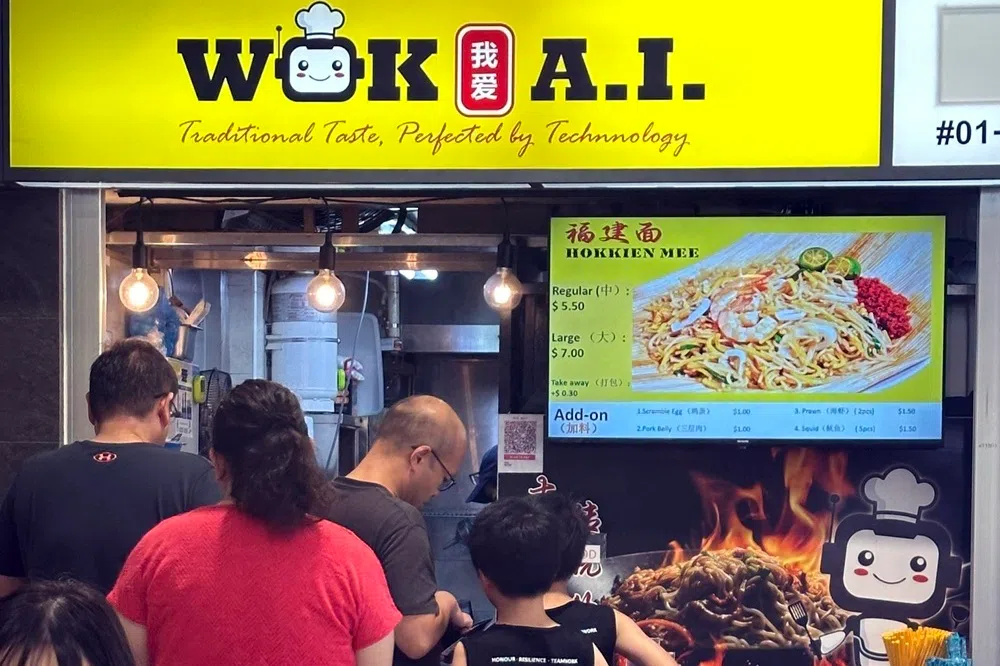 福建面虽然是机器人炒的，招牌却还是用上令人感觉温暖的黄色。