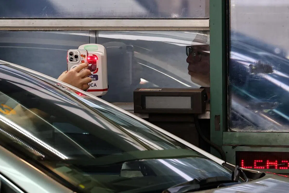 QR码通关落实后，乘坐汽车的旅客无须出示护照，即可透过新加坡关卡出入境。（联合早报）